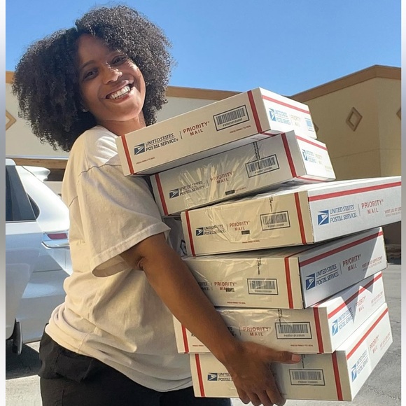 🚨I AM LIVE NOW! Like this listing to be notified when I’m LIVE! - Picture 4 of 13